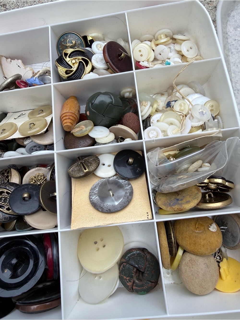 Collection of vintage buttons in divided organizer - Picture 3 of 6